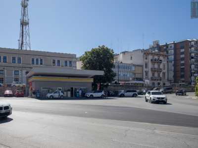 La pompa di benzina barese si trova in uno trafficato spiazzo...